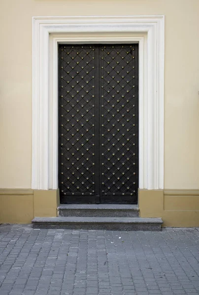 Foto di antico antico vecchio stile porta in legno — Foto Stock