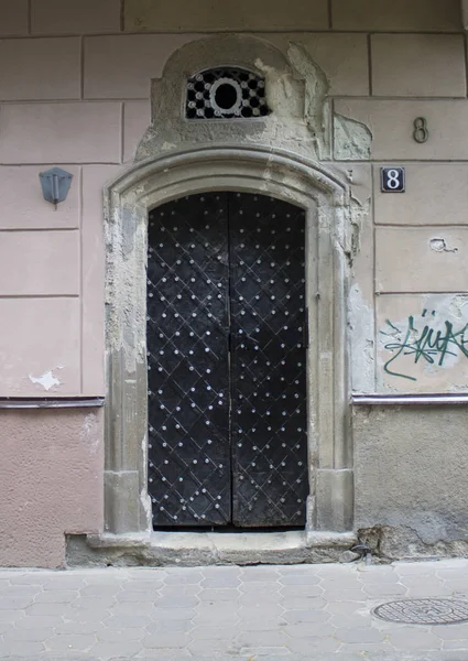 Фото старинной деревянной двери в старинном стиле — стоковое фото