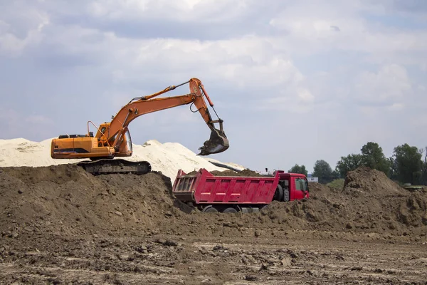 Tarak ve damperli kamyon fotoğraf. İnşaat site kazıcı. Site bina sanayî Makinaları.