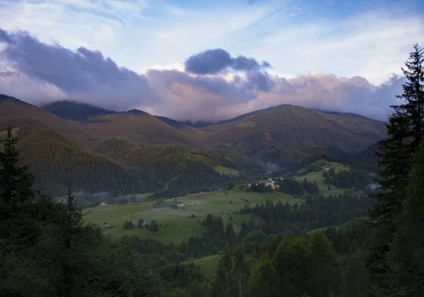 Photo de village de montagne en été sous un beau ciel nuageux. Ukraine, Carpates, Dzembronie — Photo