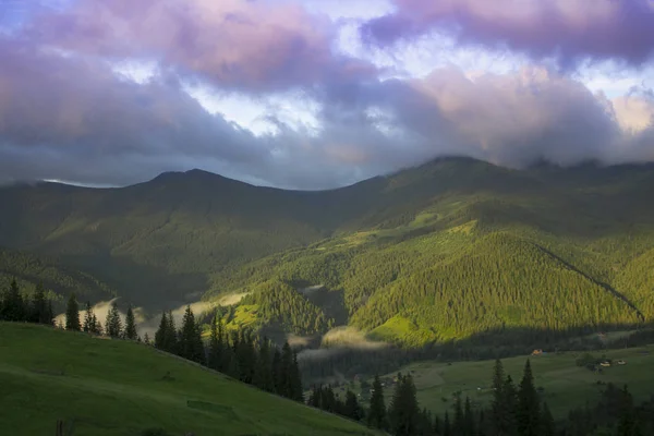 Foto de paisaje de montaña en el verano bajo un hermoso cielo nublado. Ucrania, Cárpatos, aldea de Dzembronia . —  Fotos de Stock