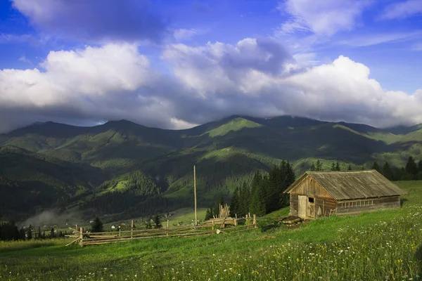 Фото гірському селі влітку під красивими хмарного неба. Україна, Карпати, Дземброня — стокове фото