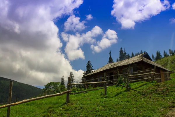 Foto de casa en pueblo de montaña en el verano bajo un hermoso cielo nublado. Ucrania, Cárpatos, Dzembronia —  Fotos de Stock