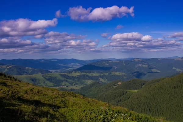 Dağ manzarası güzel bulutlu gökyüzü altında yaz aylarında fotoğraf. Ukrayna, Karpatlar, Dzembronia Köyü.