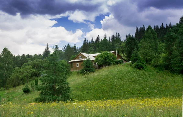 Foto da casa na aldeia montesa no verão abaixo do belo céu nublado. Ucrânia, Cárpatos, Dzembronia — Fotografia de Stock