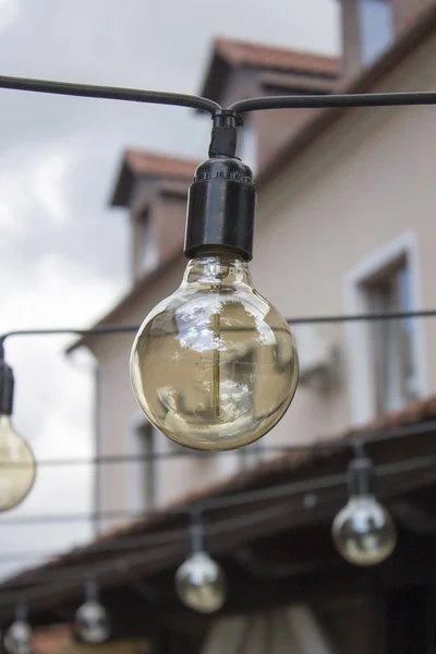Bahçe şehir vintage kiremit çatı üzerinde rahat elektrik ampuller fotoğrafı