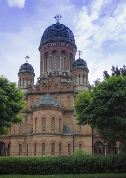 Híres ortodox egyház a három szentek Csernyivci város, Ukrajna. Egykori metropolita templom. Templom területén Chernivtsi Egyetem. — Stock Fotó