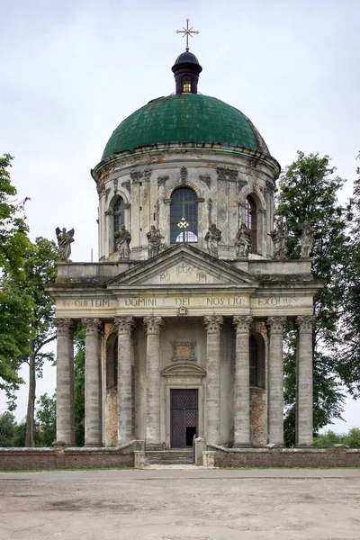 Fénykép a régi barokk római katolikus templom Szent József Pidhirtsi, Ukrajna - július 2018 — Stock Fotó