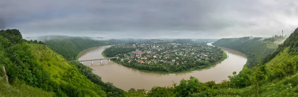 Zaleschiki - şehir, Zaleschitsky bölgesi, Ternopil bölgesi, Ukrayna fotoğraf. Sisli sabah panoramik görünüm