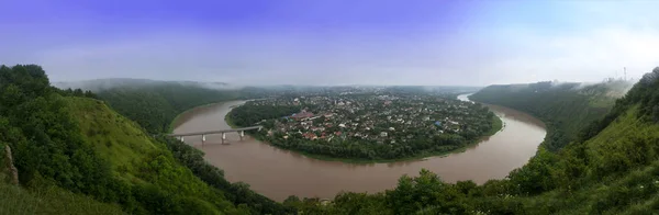 Zaleschiki - şehir, Zaleschitsky bölgesi, Ternopil bölgesi, Ukrayna fotoğraf. Sisli sabah panoramik görünüm