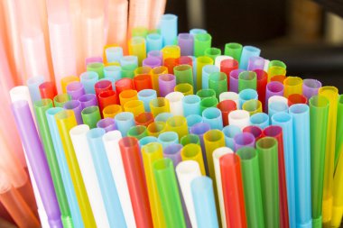 Renkli plastik tübüllerin kümesi. Yan ve üstü kapat