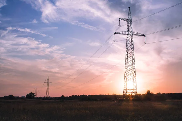 Elektrik iletim hattı güzel yumuşak renkler gündoğumu veya günbatımı arka plan üzerinde hiçbir insan kuleleri.