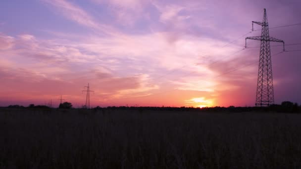 Tours de transmission d'électricité sur fond de coucher de soleil. Délai imparti — Video