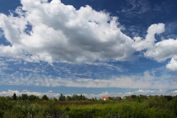 Bright rural buildings under fantastic sky. No people — Stock Photo, Image