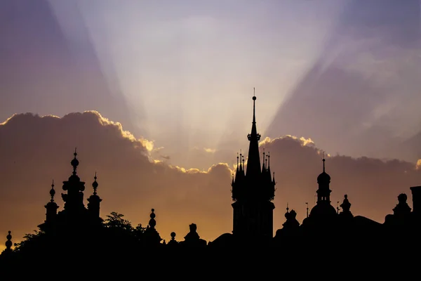 Eski Şehir Krakow gündoğumu veya günbatımı siluet