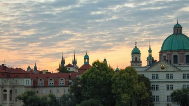 Silhuetten av staden Prag vid soluppgången. Tidsfördröjning — Stockvideo