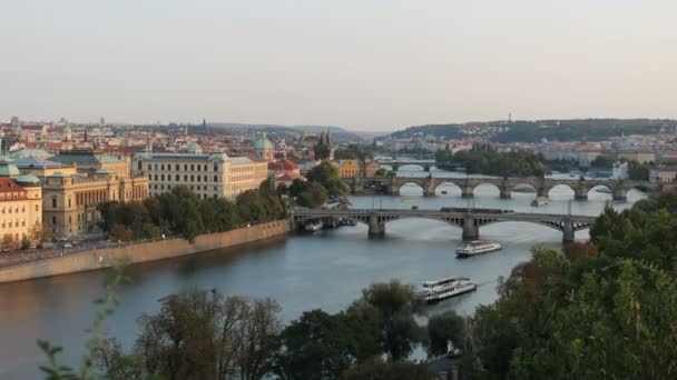 Ponts à travers la rivière avant le coucher du soleil à Prague laps de temps — Video