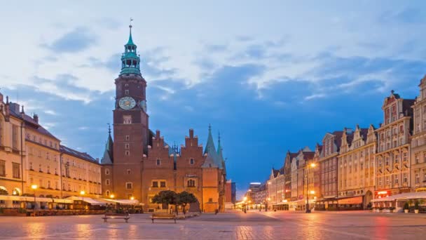 Torre del reloj y plaza principal en Wroclaw. Caducidad — Vídeo de stock