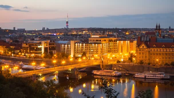 Brug over de rivier voor zonsopgang in Praag time-lapse — Stockvideo