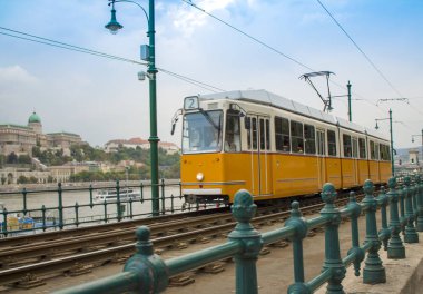 Klasik turuncu tramvay istasyonları arasında taşıma. Budapeşte, Macaristan