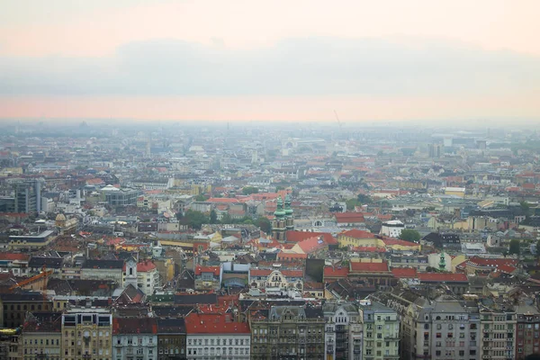 Mistig of mistige ochtend over Europese stad Boedapest, Hongarije. — Stockfoto