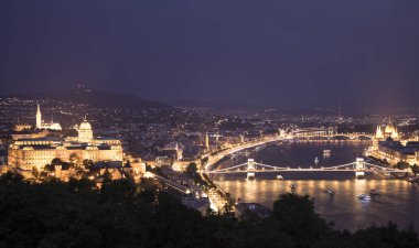 Gece cityscape eski Avrupa şehir Budapeşte, Macaristan