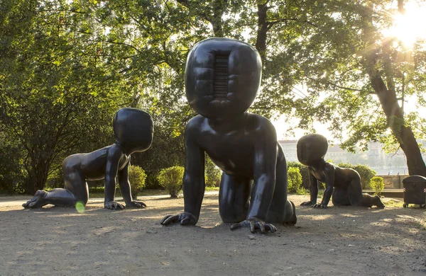 Statues de bébé de David Cerny dans le parc de Kampa, Prague — Photo