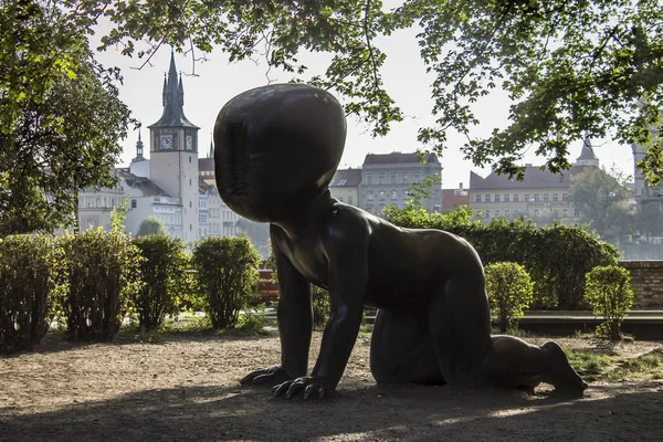 Babystatue von david cerny im kampa park, Prag — Stockfoto