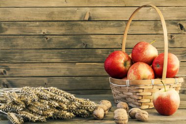 Sonbaharda hasat renkli çerçeve ya da afiş kadar kapatın