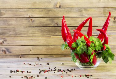 Ahşap arka plan üzerinde kırmızı biber peper yakın çekim