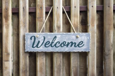 Yazı veya kelime hoş geldiniz ile ahşap masa