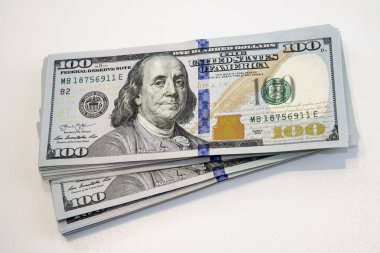 Yüz dolarlık banknotlar yığını görünümü kapatın