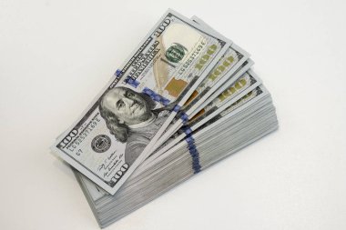 Yüz dolarlık banknotlar yığını görünümü kapatın