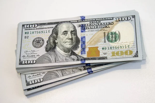 Yüz dolarlık banknotlar yığını görünümü kapatın
