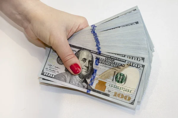 Yüz dolarlık banknotlar el yığını