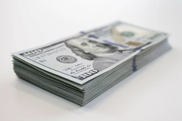 Yüz dolarlık banknotlar yığını görünümü kapatın
