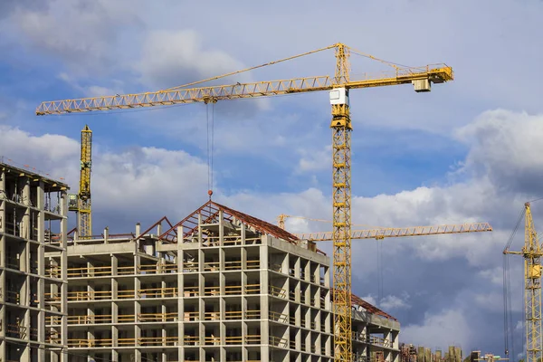 Grúa de construcción en el sitio de desarrollo. No hay gente . Fotos De Stock Sin Royalties Gratis