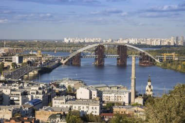 Urbanistic büyük modern şehir manzarası. Kiev, Ukrayna