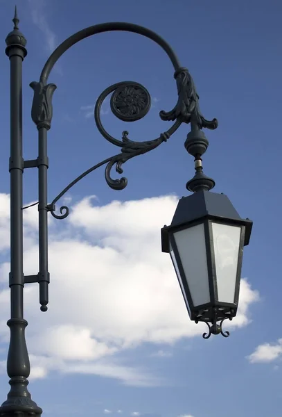 Уличная старинная городская лампа или фонарь — стоковое фото