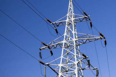 Güç ayağı veya gökyüzü arka plan üzerinde pilon