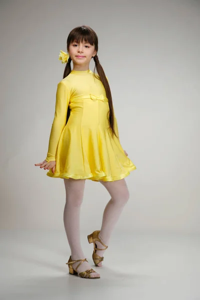 Hala beyaz arka plan üzerinde elbise Studio'da sevimli kız