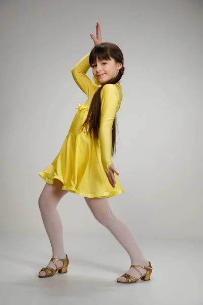 Roztomilý dívka šaty Studio stále na bílém pozadí — Stock fotografie