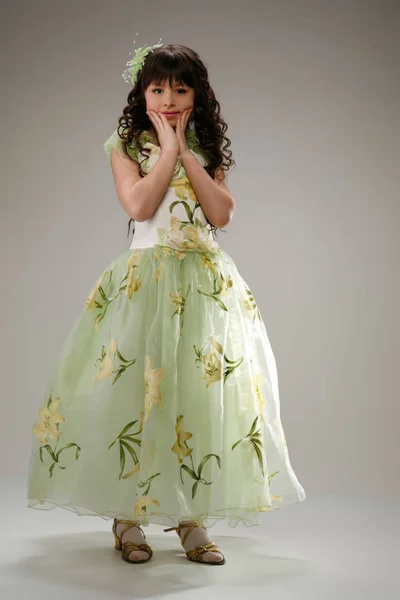 Roztomilý dívka šaty Studio stále na bílém pozadí — Stock fotografie