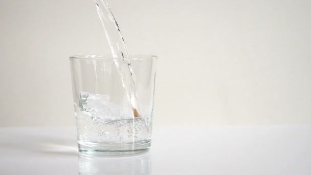 Agua que vierte en vidrio transparente. Vista de cerca — Vídeo de stock