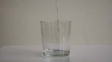 Temiz su şeffaf cam içine dökme