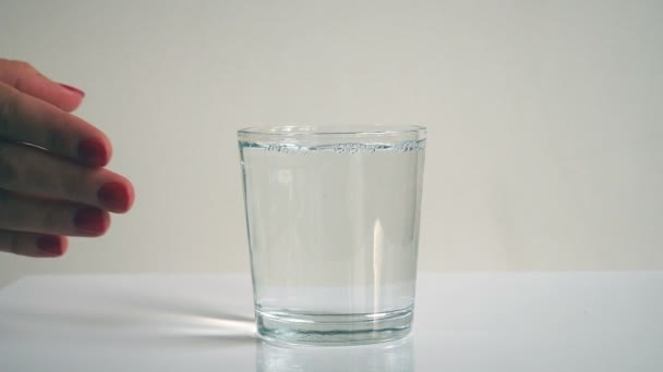 Mano femenina tomar vaso de agua de distancia — Vídeos de Stock