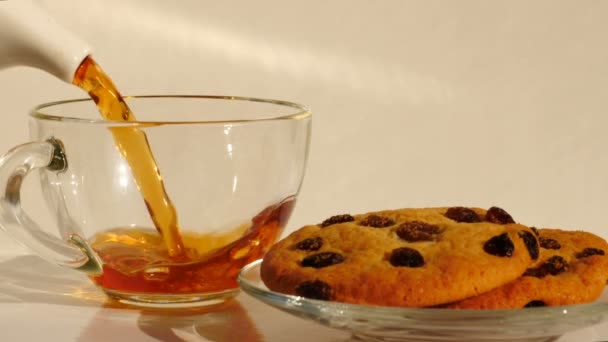 Thé chaud versé dans une tasse en verre. Fermez au ralenti . — Video