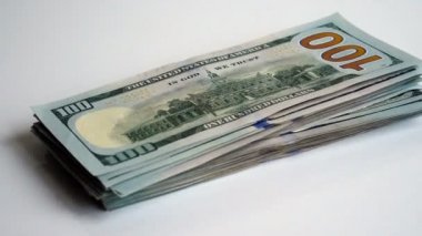 Masanın üstüne atılan Amerikan Doları banknot yığını