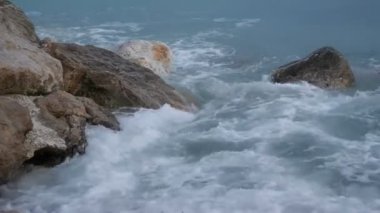 Okyanus ya da deniz dalgalar kayalar üzerine çökmesini