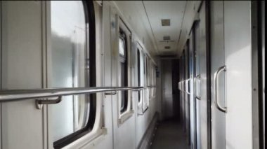 Koridor veya tren vagon veya satır içinde giriş